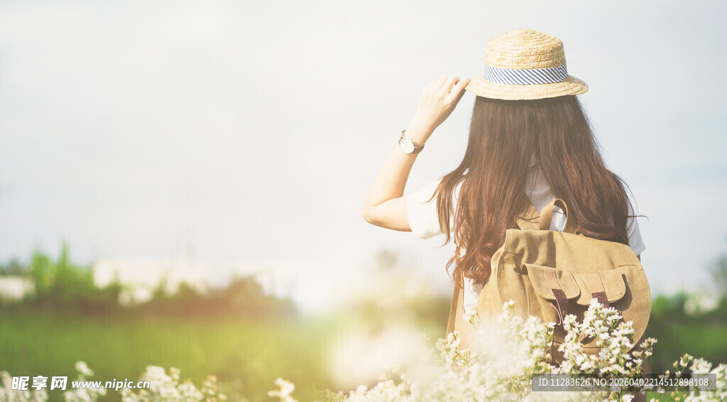 漫步花海的优雅女子