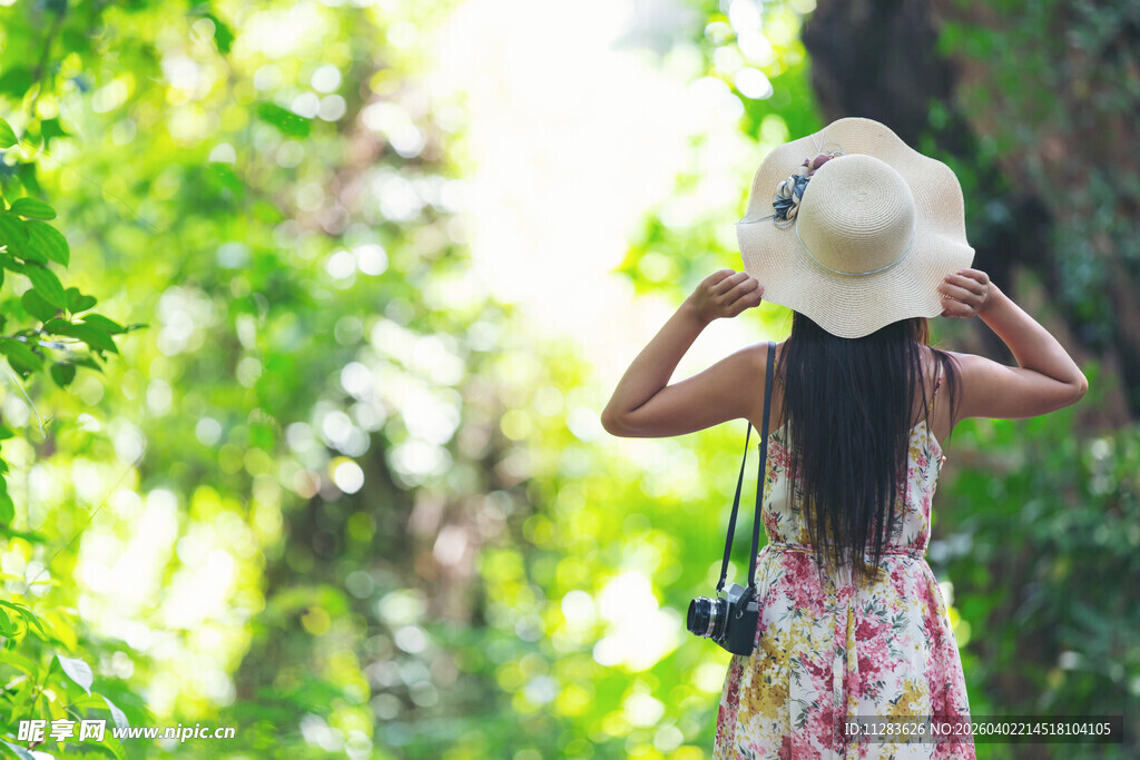 漫步林间的优雅女子