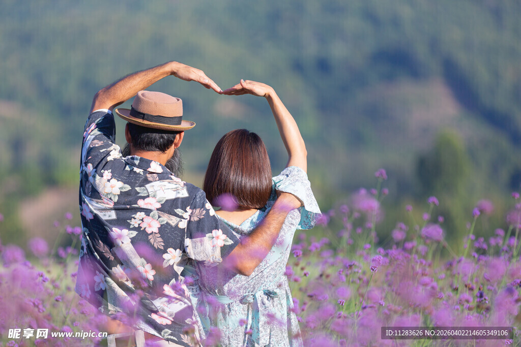 花海中情侣比心浪漫瞬间