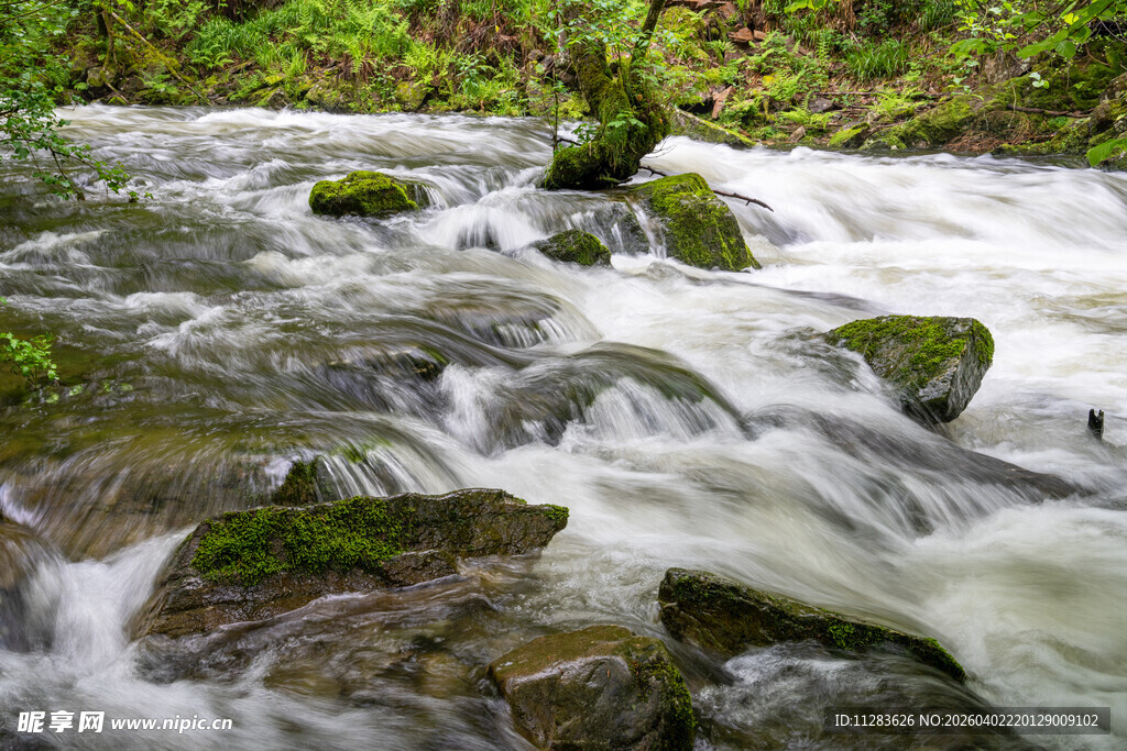 山间溪流湍急的自然美景