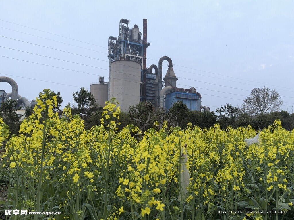 田野中的工业设施景观