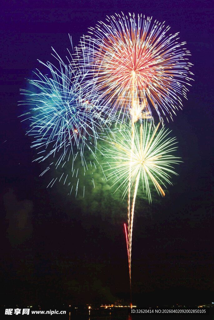 夜空中绚烂绽放的烟花