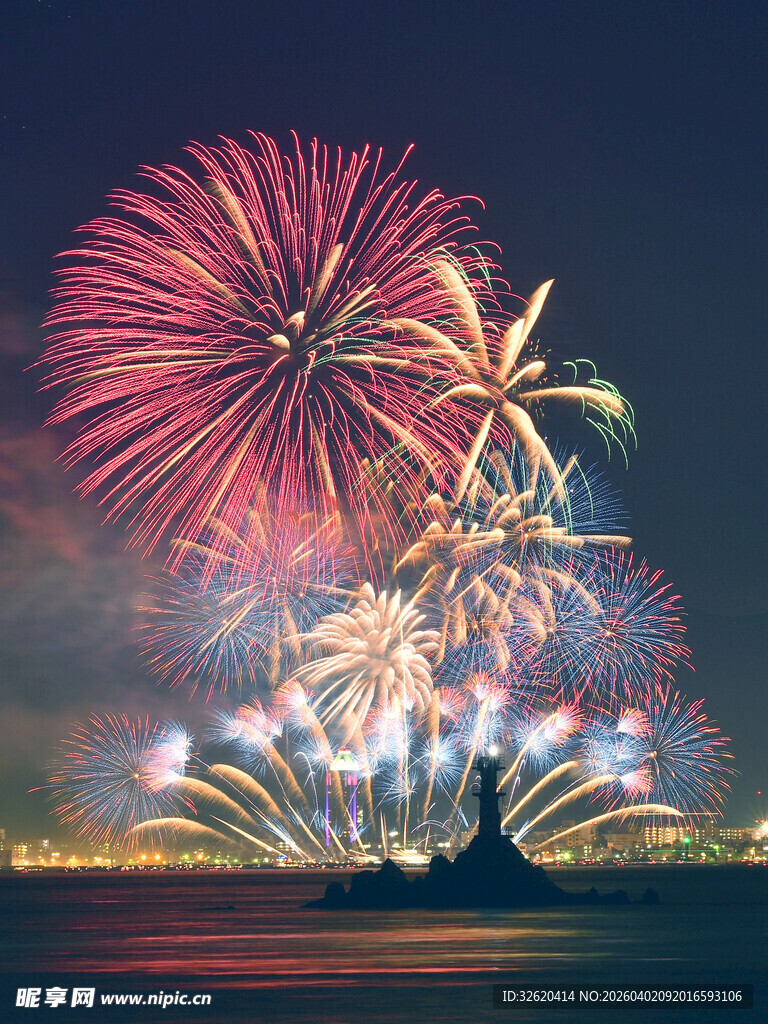 海上绚烂烟花夜景