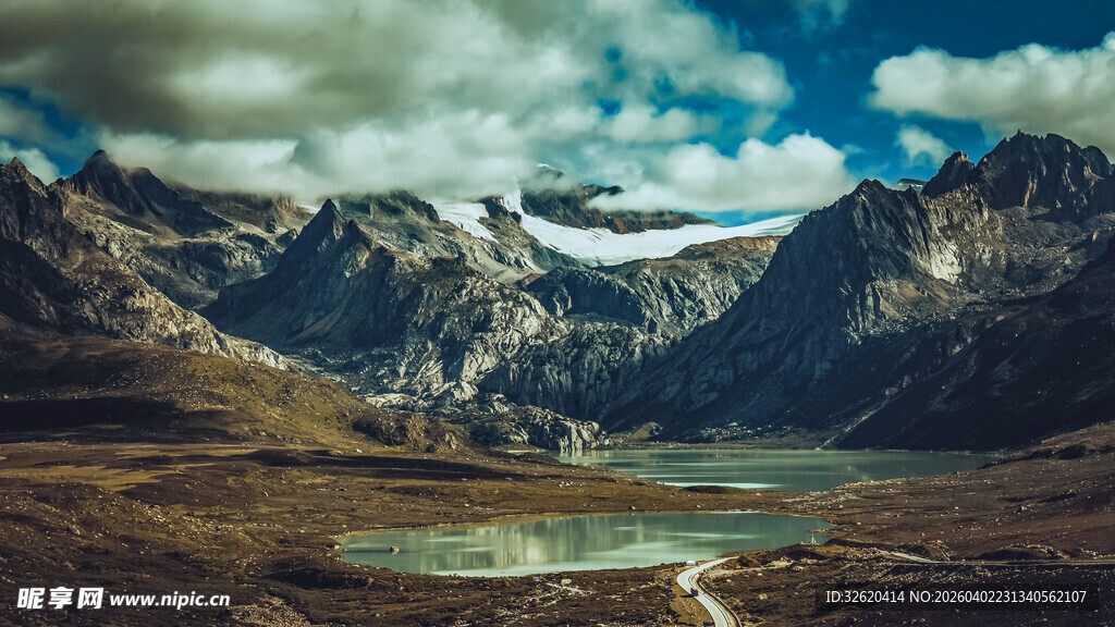 壮美山间湖泊风景