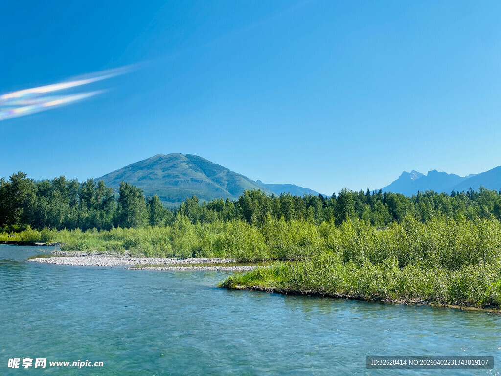 青山绿水间的宁静河岸