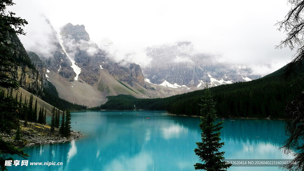 梦幻蓝湖与巍峨雪山