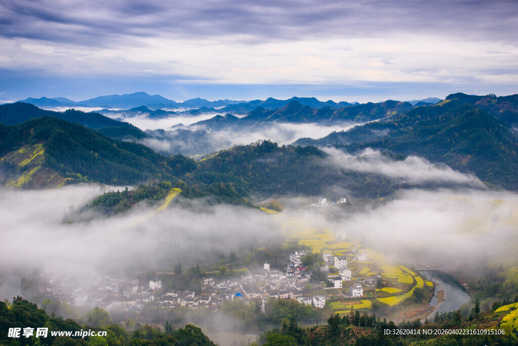 山间云雾缭绕的美丽村落