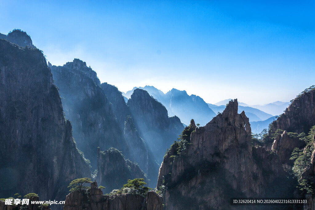 壮丽巍峨的高山景观