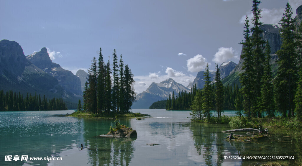 宁静湖畔山林美景