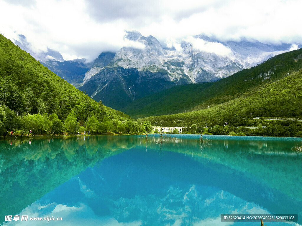 梦幻蓝湖映翠山