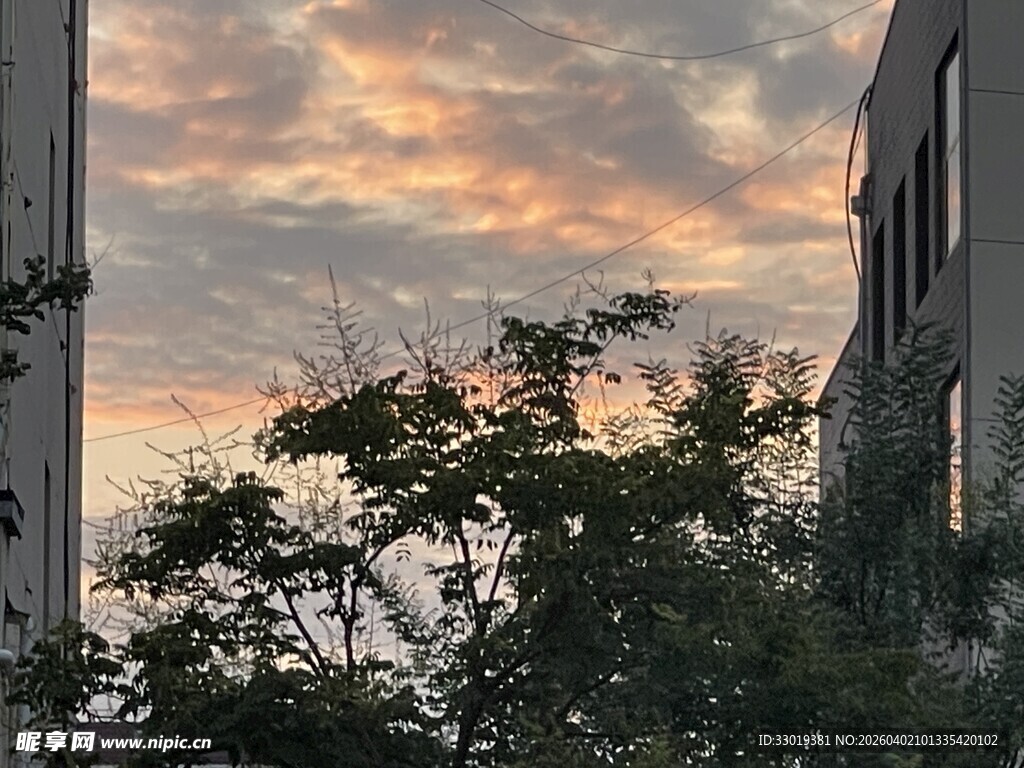 黄昏时楼宇间的绚烂天空