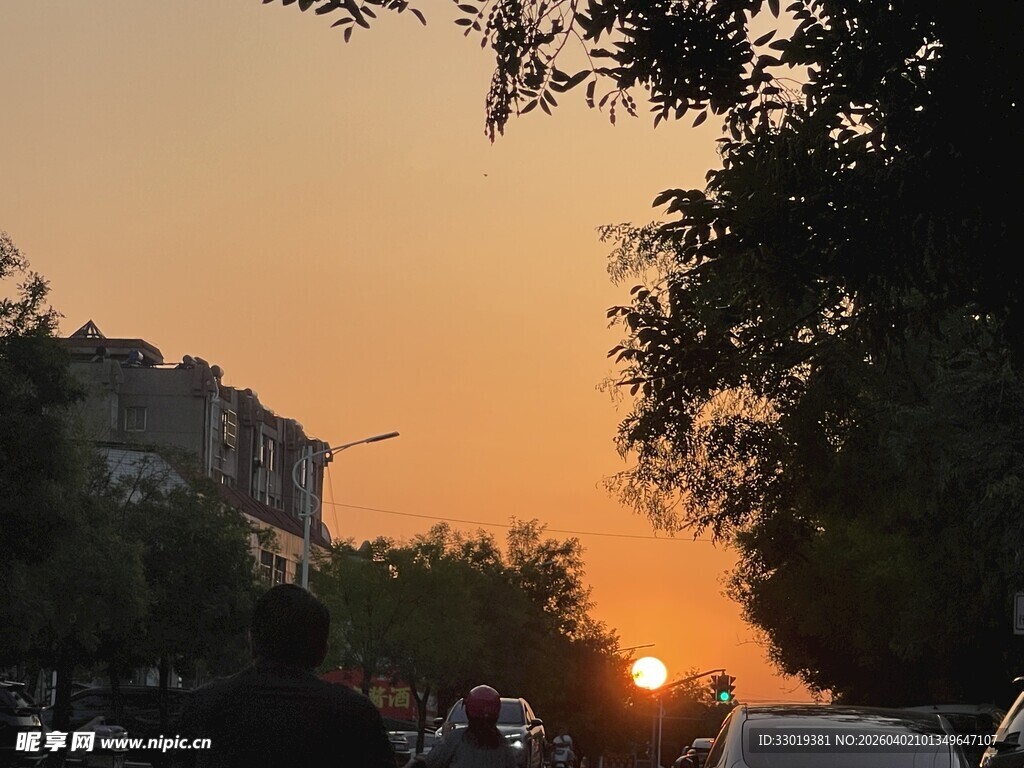 夕阳下的城市街道景象