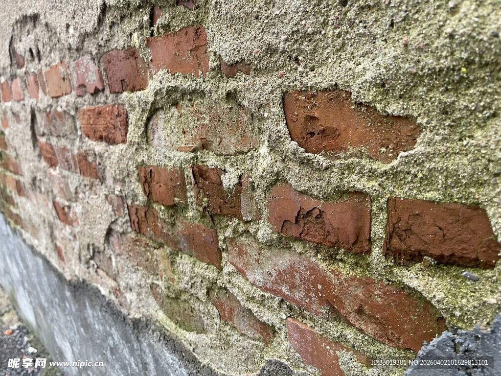 古老斑驳的红砖墙面