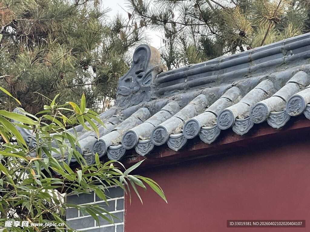 中式红墙灰瓦屋檐景致