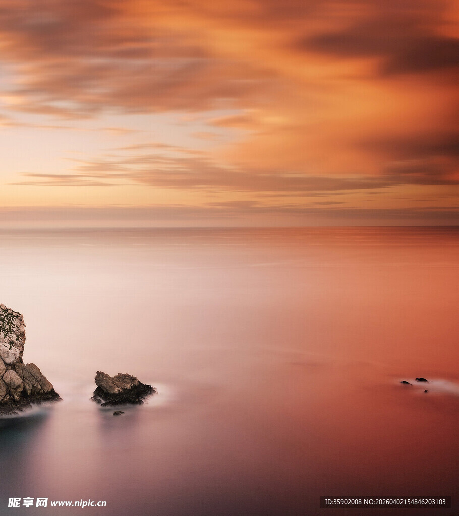 海上黄昏孤石伴绚烂云霞