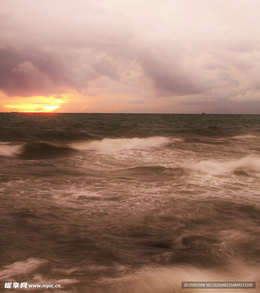 海上落日波涛汹涌的美景