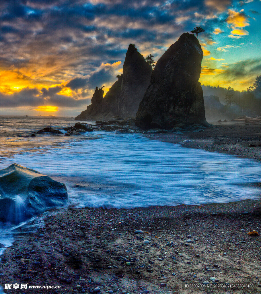 海边壮丽日出与奇特礁石