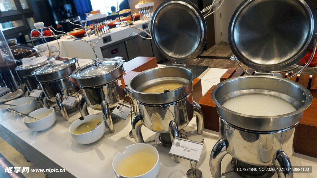 自助餐台上的多样餐食器具