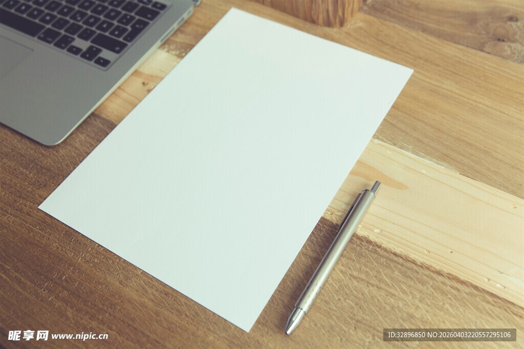 空白纸张与笔置于桌面
