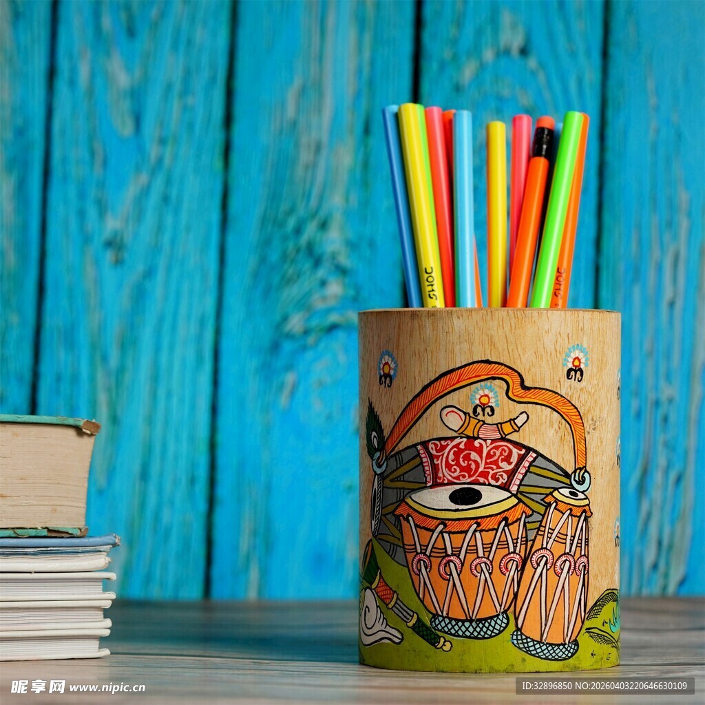 彩绘笔筒里的多彩文具