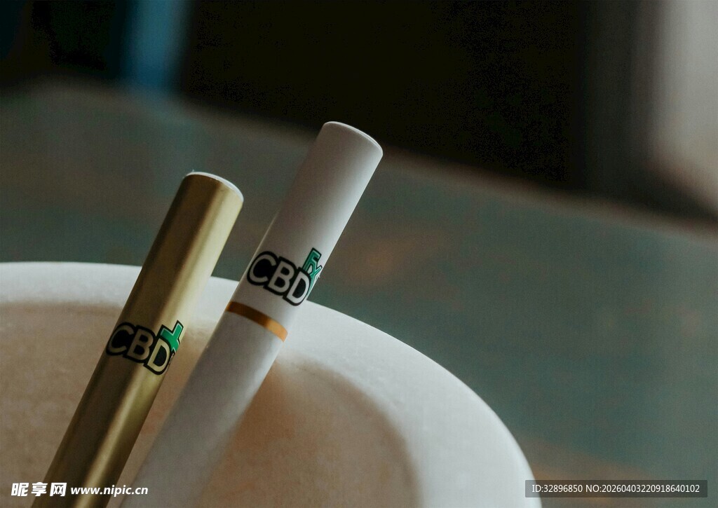 两支香烟置于烟灰缸中