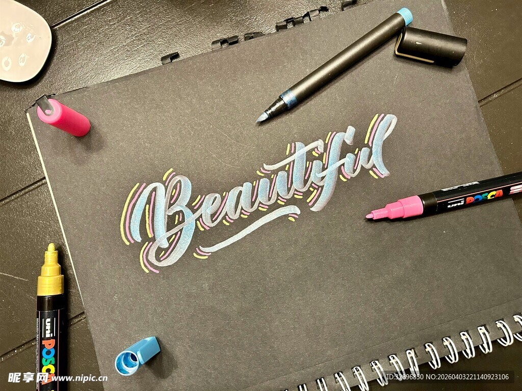 美丽字样与多彩文具