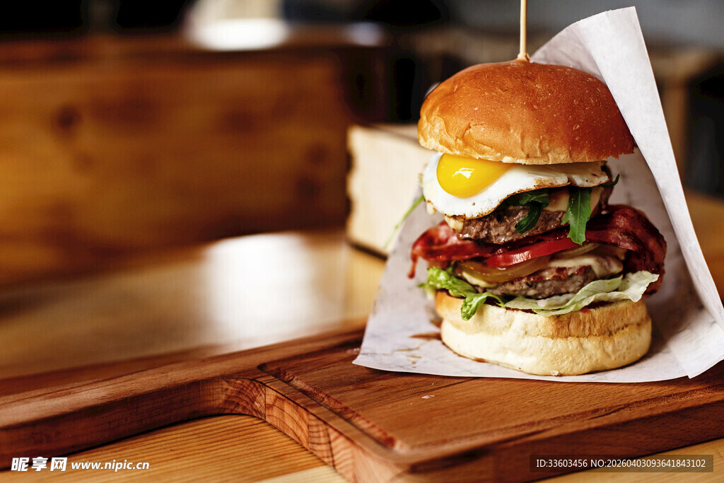 美味双层汉堡配煎蛋