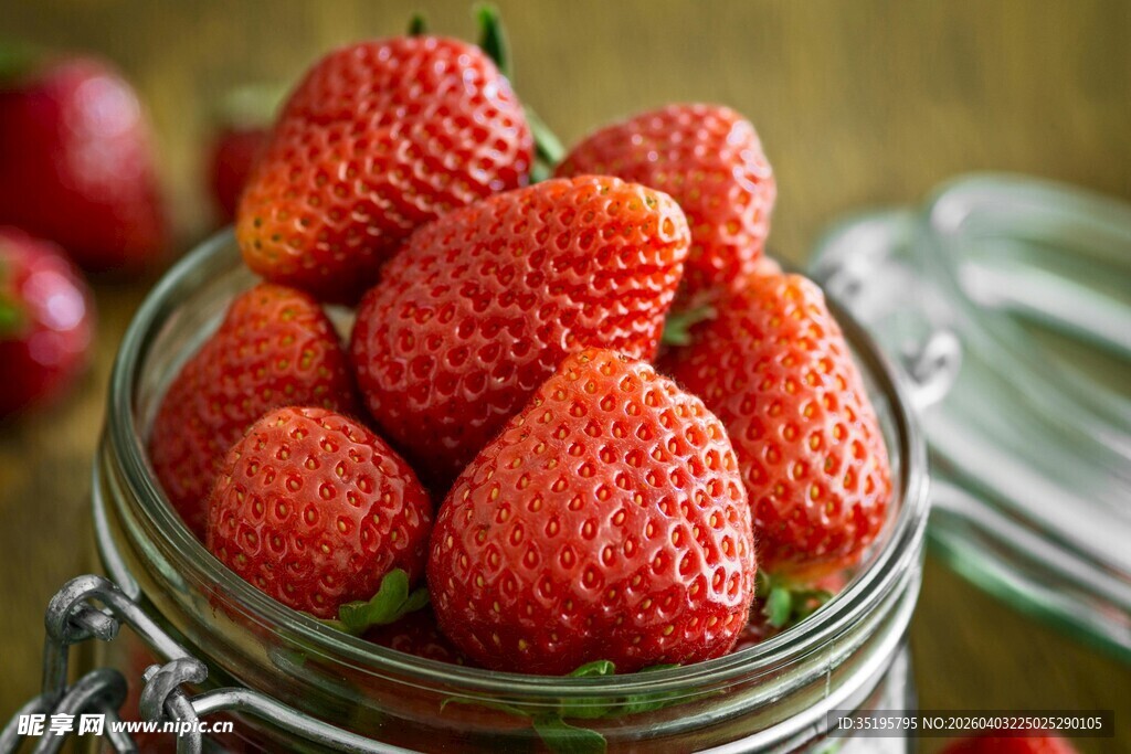 玻璃罐中的新鲜红草莓