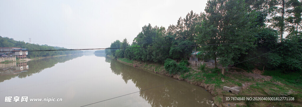 河畔绿树环绕的宁静水域