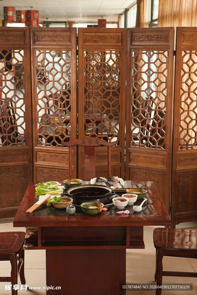 中式古典屏风与餐桌场景