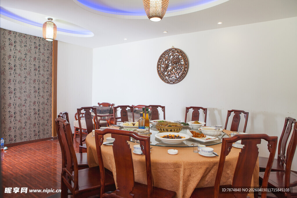 中式雅致餐厅圆桌用餐场景