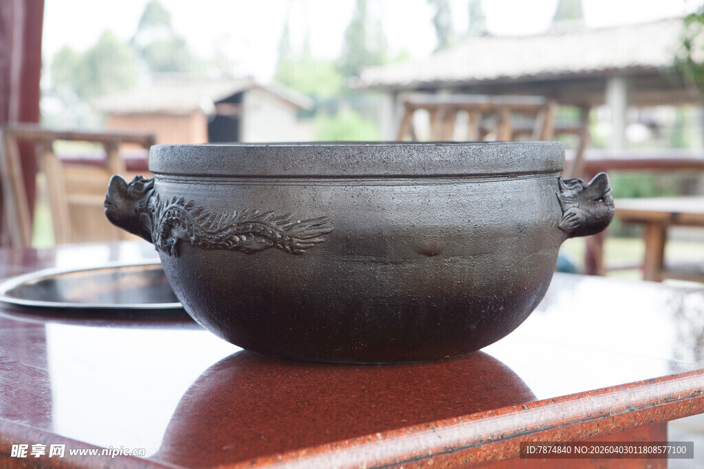 古朴黑陶锅置于木桌