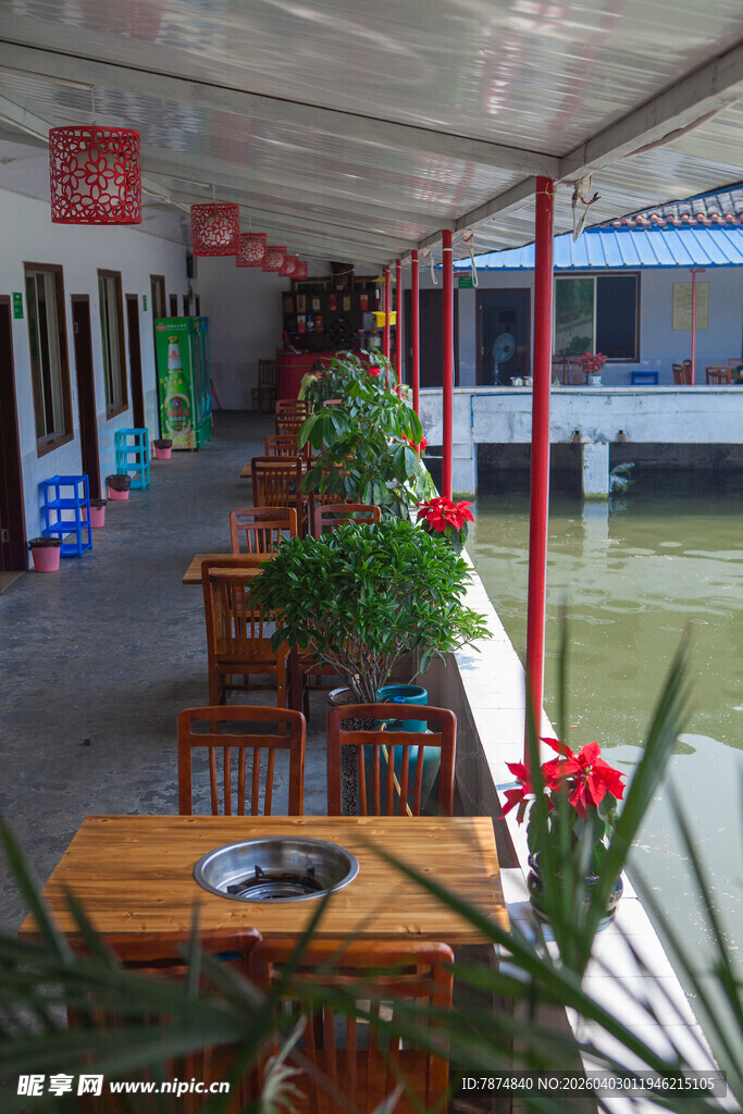 水边休闲长廊桌椅景观