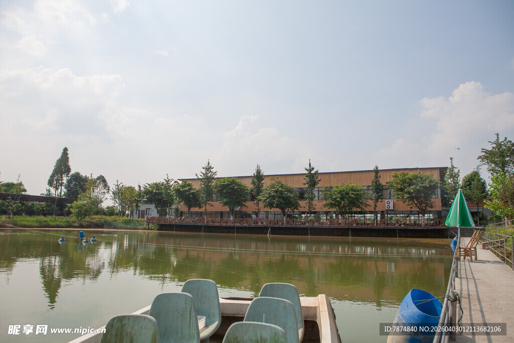 河畔停泊的船只与远处建筑