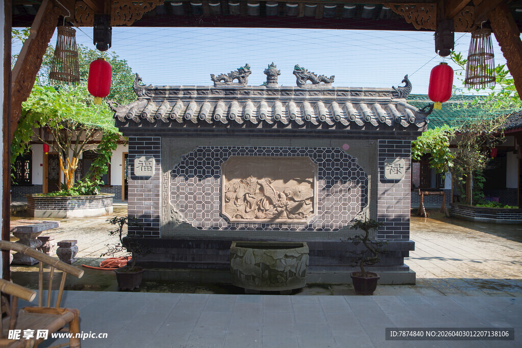 中式庭院中的精美影壁