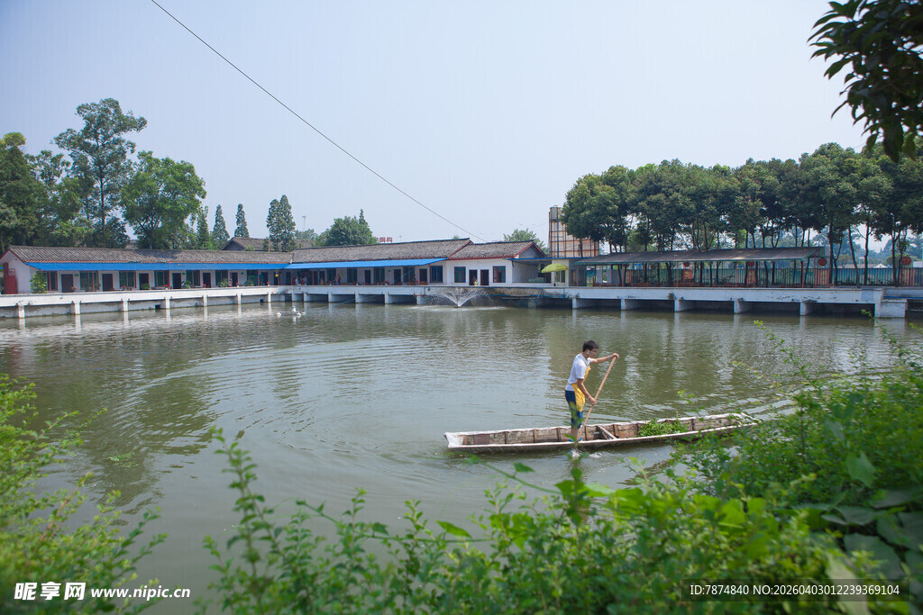 乡村池塘上的竹筏与行人