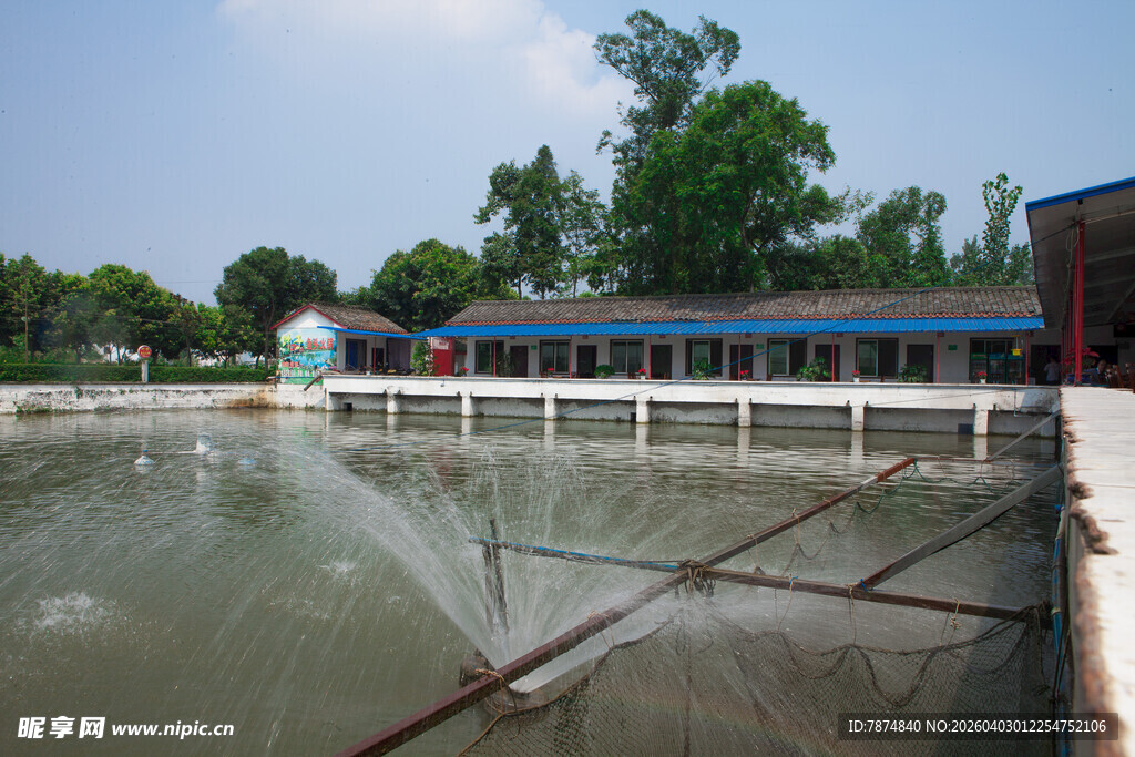 池塘喷水养殖场景