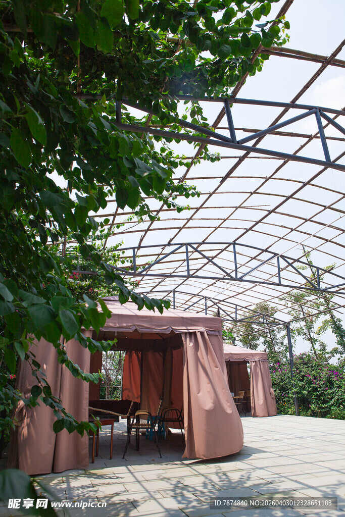 户外遮阳棚下的休闲空间