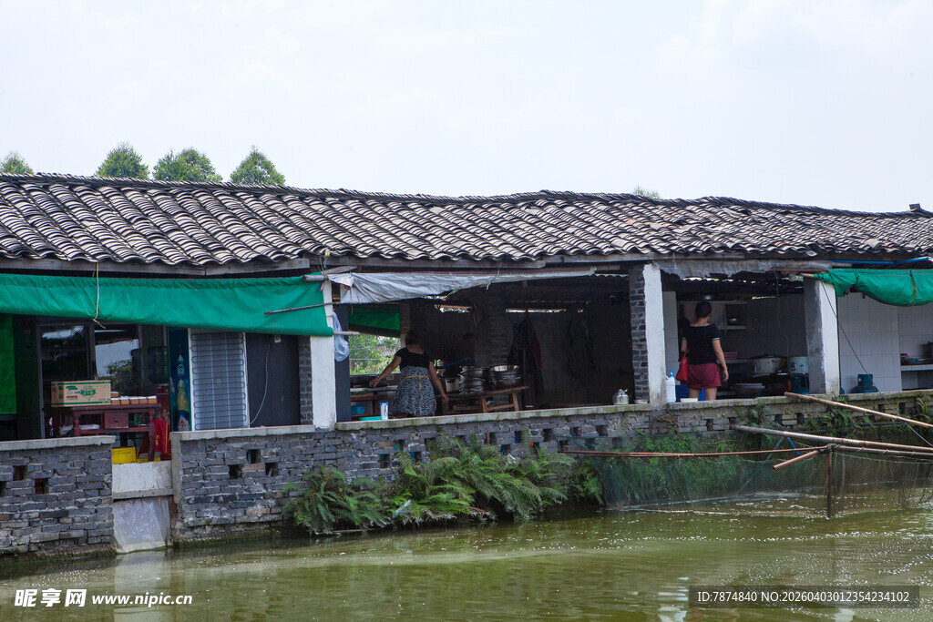水乡古建商铺临水而立