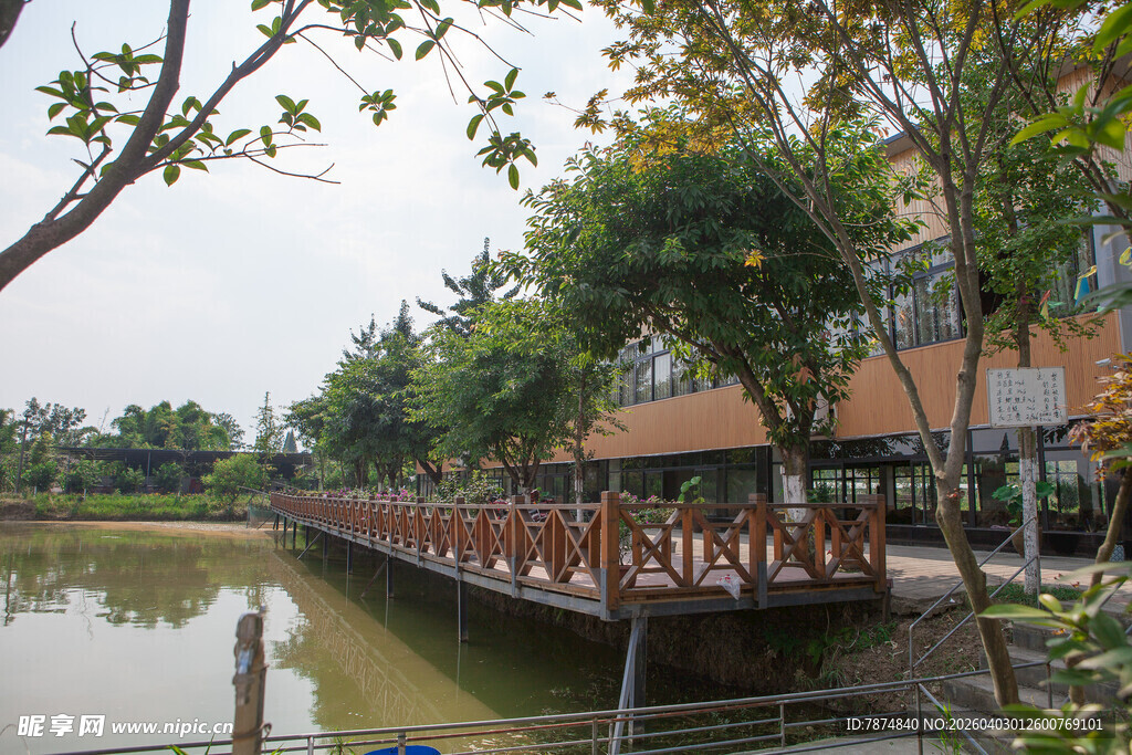 湖畔木质长廊风景