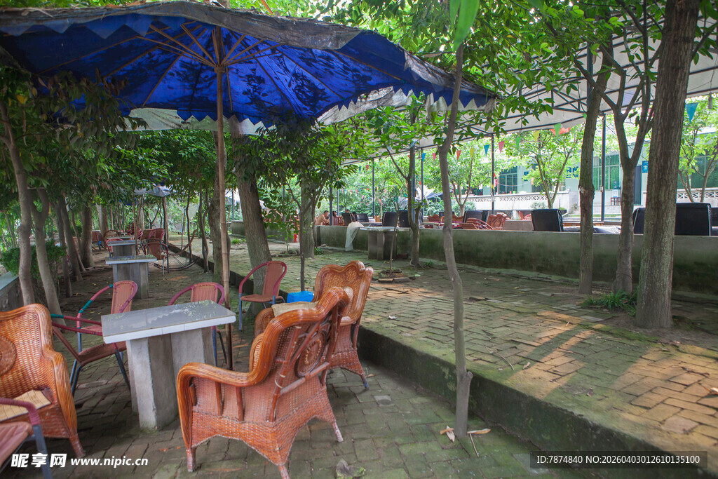 户外树荫下的休闲桌椅场景