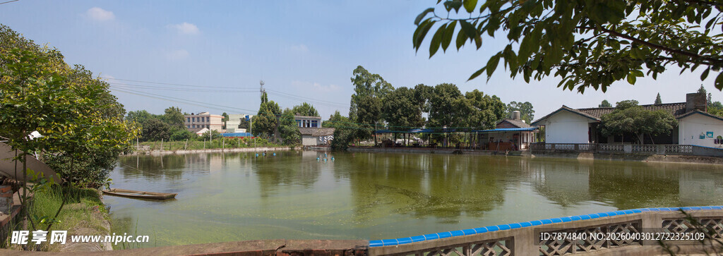 湖畔风光 小船静泊于绿水间