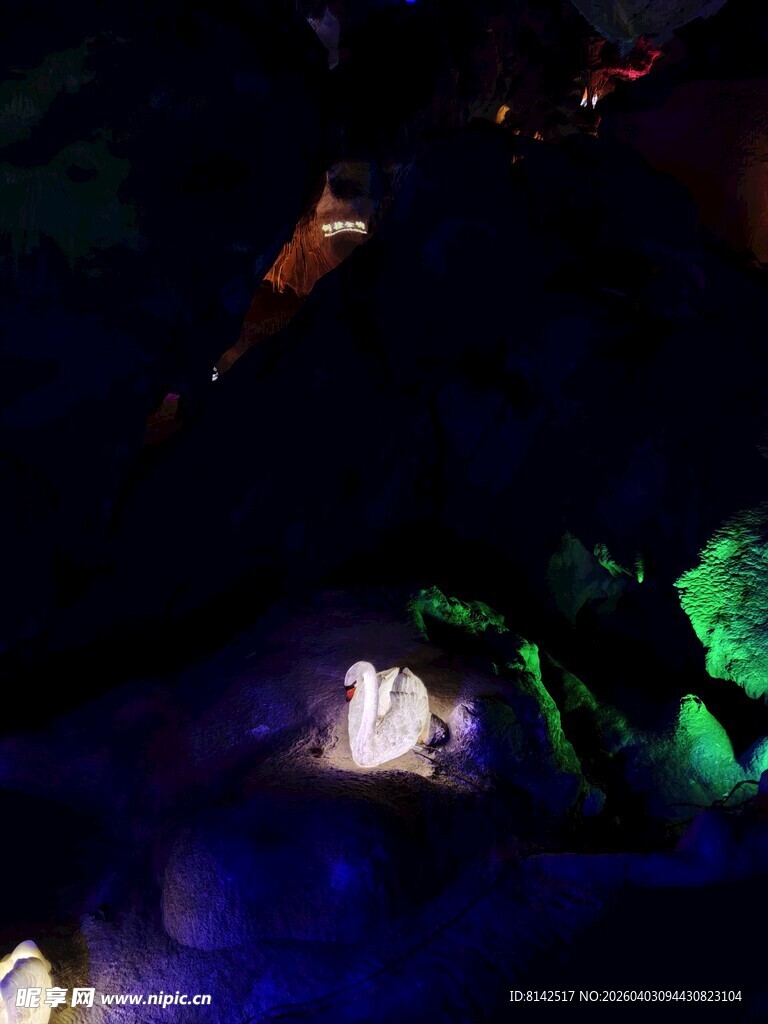 洞穴内奇幻灯光景观
