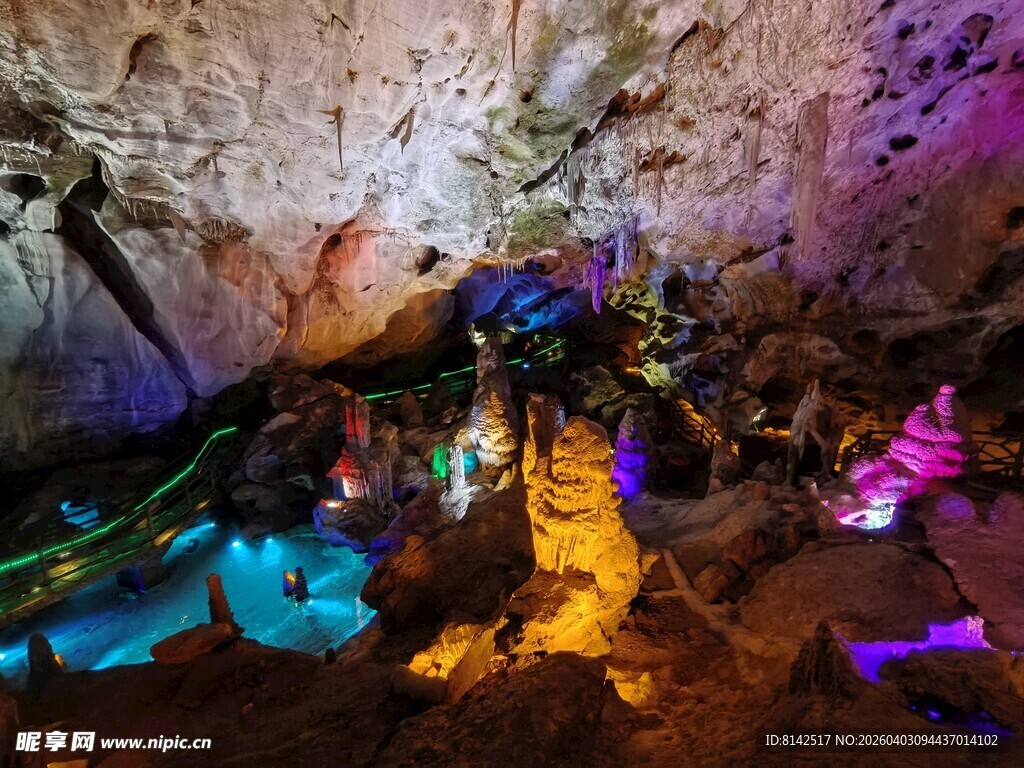 奇幻五彩溶洞景观