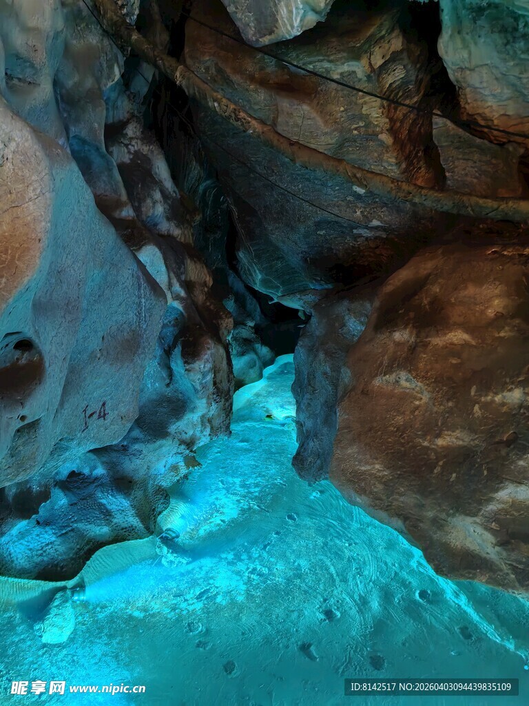 神秘洞穴中的幽蓝水底世界