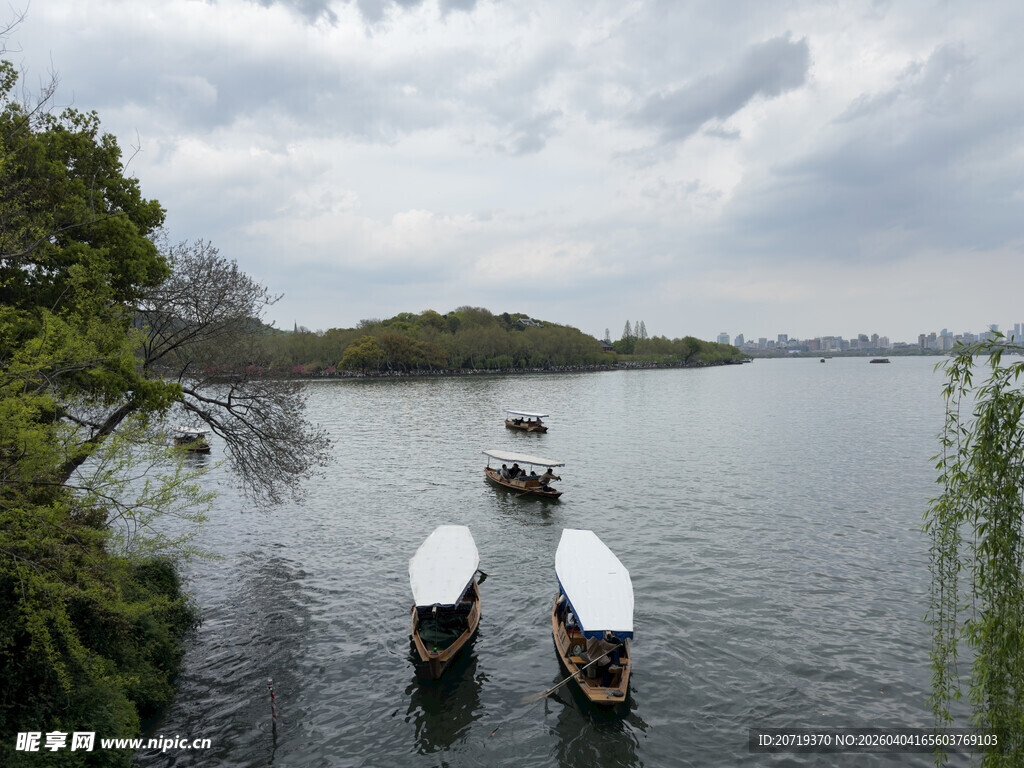 湖上小船伴绿树云雾景