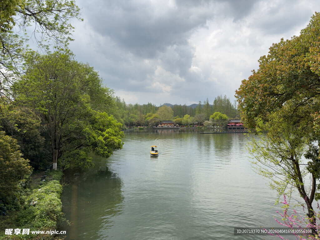 湖畔自然风光景色宜人