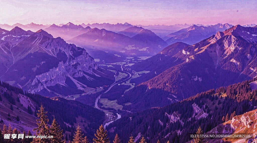 山间暮色下蜿蜒的壮美河谷