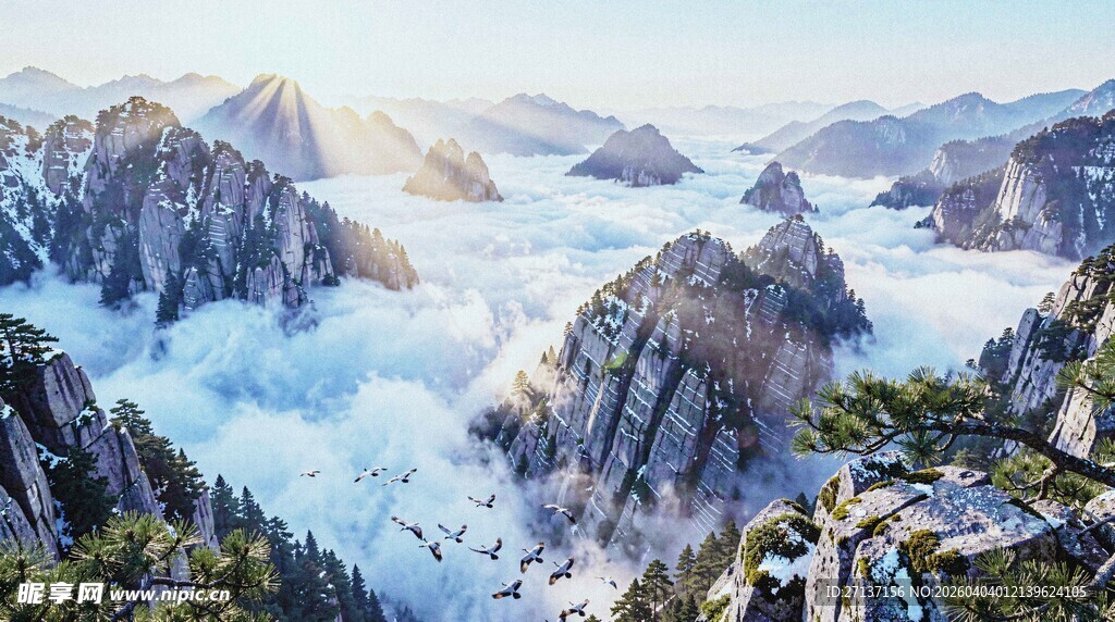 壮丽云海环绕巍峨群山