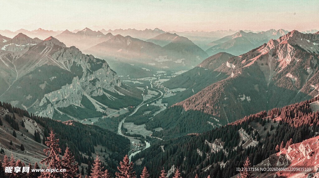 山间河谷壮丽自然景观